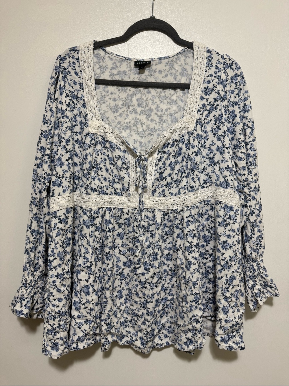 torrid Blue & White Floral Lace-Trim Peasant Top